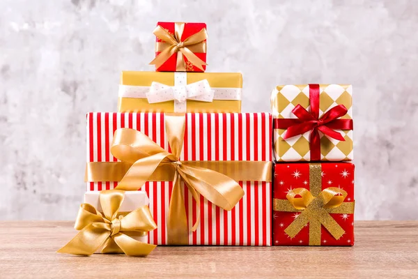 크리스마스 개념입니다 Membet에 다채로운 선물의 포장에 선물의 클로즈업 Grunged 콘크리트 — 스톡 사진