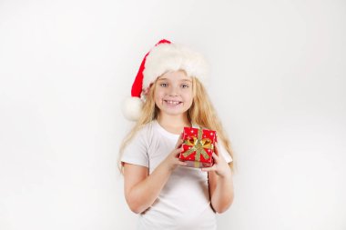 Heyecanlı Noel kız deniz mavisi üzerinde izole kutlama, atlama