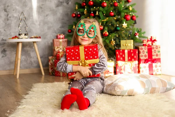 Portrait Mignonne Fille Heureuse Cinq Ans Recevant Nombreux Cadeaux Arbre — Photo