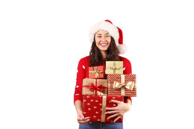 Noel kutlamaları örme kazak giyen güzel gülümseyen genç kadın. Çekici esmer casual Bayan, yeni yıl arifesinde. Çirkin Noel kazağı kavramı. Arka plan, kopya alanı, kapatmak dikey