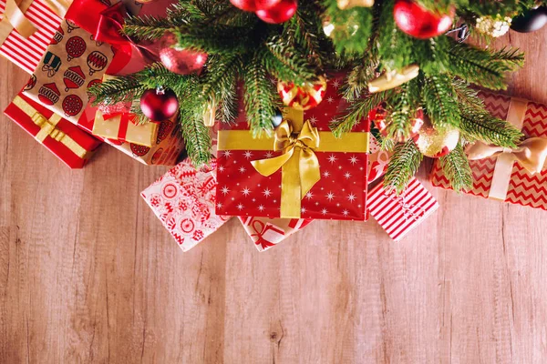 Komposisi Puncak Cabang Pohon Natal Dengan Tumpukan Hadiah Yang Berbeda — Stok Foto