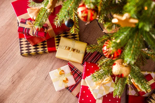 다채로운 포장에 선물의 스택과 크리스마스 분기의 바닥에 스프루 선물의 — 스톡 사진