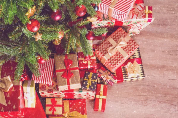 Top Vista Composição Ramos Árvore Natal Com Pilha Diferentes Presentes — Fotografia de Stock