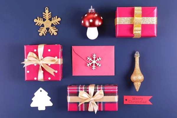 Weihnachtsstimmung Layoutkomposition Mit Traditionellen Festlichen Attributen Geschenken Und Anderen Dekorationen — Stockfoto