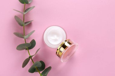 Bakım cilt bakımı yüz kremi karmaşık şifa için Nemlendirici Cilt tipi görünür doku ile açık bir kavanoza sorunlu. Kopya alanı, yakın çekim, arka plan, düz yatıyordu, en iyi görünüm. Okaliptüs yaprağı dekorasyon.