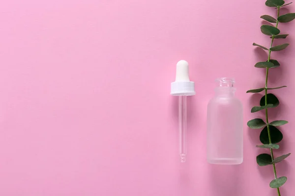 떨어지는 단단한 창백한 분홍색 배경에 Serum100와 클로즈업 — 스톡 사진