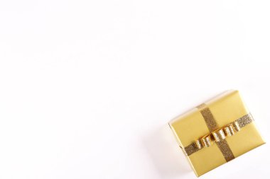 Çok renkli kağıda sarılmış ve saten ipek yay ile bağlı hediye ile şenlikli kompozisyon amaç. Hediye kutusu differet günler için. Yakın çekim, görünümü, kopya alanı, arka plan, düz yatıyordu top.