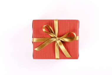 Çok renkli kağıda sarılmış ve saten ipek yay ile bağlı hediye ile şenlikli kompozisyon amaç. Hediye kutusu differet günler için. Yakın çekim, görünümü, kopya alanı, arka plan, düz yatıyordu top.