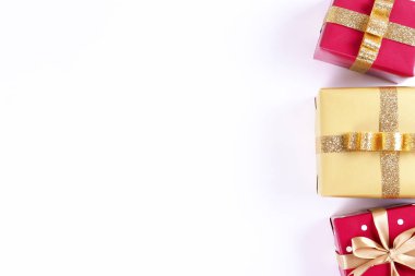 Çok renkli kağıda sarılmış ve saten ipek yay ile bağlı hediye ile şenlikli kompozisyon amaç. Hediye kutusu differet günler için. Yakın çekim, görünümü, kopya alanı, arka plan, düz yatıyordu top.