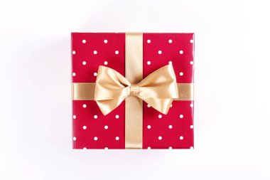 Çok renkli kağıda sarılmış ve saten ipek yay ile bağlı hediye ile şenlikli kompozisyon amaç. Hediye kutusu differet günler için. Yakın çekim, görünümü, kopya alanı, arka plan, düz yatıyordu top.