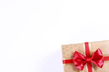 Çok renkli kağıda sarılmış ve saten ipek yay ile bağlı hediye ile şenlikli kompozisyon amaç. Hediye kutusu differet günler için. Yakın çekim, görünümü, kopya alanı, arka plan, düz yatıyordu top.