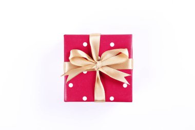 Çok renkli kağıda sarılmış ve saten ipek yay ile bağlı hediye ile şenlikli kompozisyon amaç. Hediye kutusu differet günler için. Yakın çekim, görünümü, kopya alanı, arka plan, düz yatıyordu top.