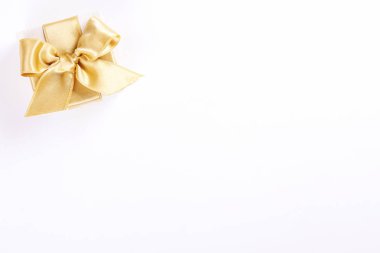 Çok renkli kağıda sarılmış ve saten ipek yay ile bağlı hediye ile şenlikli kompozisyon amaç. Hediye kutusu differet günler için. Yakın çekim, görünümü, kopya alanı, arka plan, düz yatıyordu top.