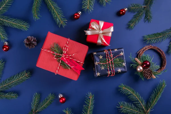 Festliche Komposition Mit Farbenfrohen Weihnachtsgeschenken Die Buntes Papier Eingewickelt Und — Stockfoto