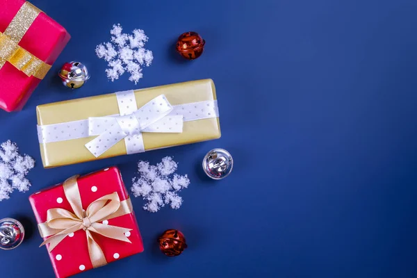 Festliche Komposition Mit Farbenfrohen Weihnachtsgeschenken Die Buntes Papier Eingewickelt Und — Stockfoto