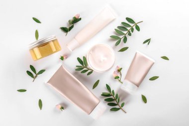 Bakım cilt bakımı yüz kremi karmaşık şifa için Nemlendirici Cilt tipi görünür doku ile açık bir kavanoza sorunlu. Kopya alanı, yakın çekim, arka plan, düz yatıyordu, en iyi görünüm. Okaliptüs yaprağı dekorasyon.