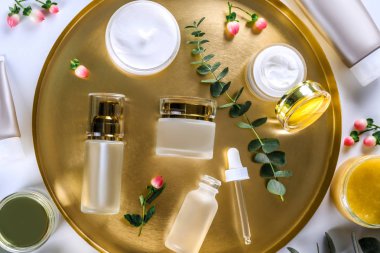 Bakım cilt bakımı yüz kremi karmaşık şifa için Nemlendirici Cilt tipi görünür doku ile açık bir kavanoza sorunlu. Kopya alanı, yakın çekim, arka plan, düz yatıyordu, en iyi görünüm. Okaliptüs yaprağı dekorasyon.