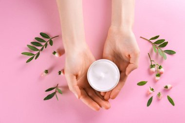 Bakım cilt bakımı yüz kremi karmaşık şifa için Nemlendirici Cilt tipi görünür doku ile açık bir kavanoza sorunlu. Kopya alanı, yakın çekim, arka plan, düz yatıyordu, en iyi görünüm. Okaliptüs yaprağı dekorasyon.