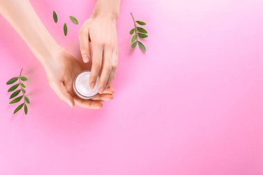 Bakım cilt bakımı yüz kremi karmaşık şifa için Nemlendirici Cilt tipi görünür doku ile açık bir kavanoza sorunlu. Kopya alanı, yakın çekim, arka plan, düz yatıyordu, en iyi görünüm. Okaliptüs yaprağı dekorasyon.