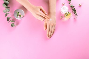 Bakım cilt bakımı yüz kremi karmaşık şifa için Nemlendirici Cilt tipi görünür doku ile açık bir kavanoza sorunlu. Kopya alanı, yakın çekim, arka plan, düz yatıyordu, en iyi görünüm. Okaliptüs yaprağı dekorasyon.