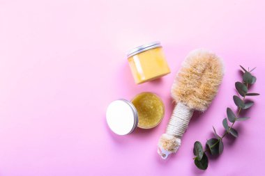 Spa güzellik ürünleri ile palm fiber kuru gövde ovma için peeling fırça ve masaj. Güzellik blogger, spa ve sağlıklı yaşam merkezi kavramı. Görünüm sayfa, yakın çekim, alanı, düz yatıyordu polis.