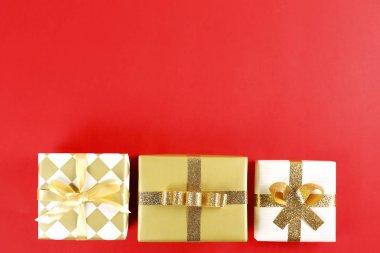 Çok renkli kağıda sarılmış ve saten ipek yay ile bağlı hediye ile şenlikli kompozisyon amaç. Hediye kutusu differet günler için. Yakın çekim, görünümü, kopya alanı, arka plan, düz yatıyordu top.