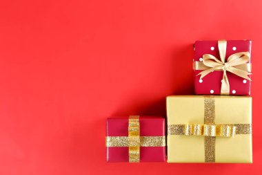 Çok renkli kağıda sarılmış ve saten ipek yay ile bağlı hediye ile şenlikli kompozisyon amaç. Hediye kutusu differet günler için. Yakın çekim, görünümü, kopya alanı, arka plan, düz yatıyordu top.