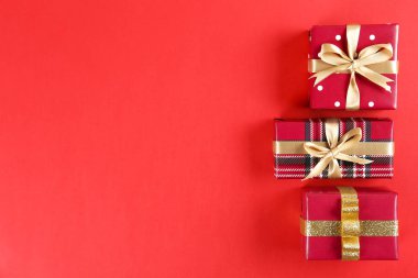 Çok renkli kağıda sarılmış ve saten ipek yay ile bağlı hediye ile şenlikli kompozisyon amaç. Hediye kutusu differet günler için. Yakın çekim, görünümü, kopya alanı, arka plan, düz yatıyordu top.