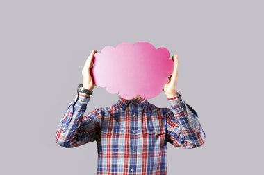 Boş kağıt konuşma balonu ile kopya alanı metin için elinde tutan yüz saçlı Genç yakışıklı adam. Sakallı erkek, boş ileti kutusu ile hipster kareli gömlek giymiş. İzole, arka plan.