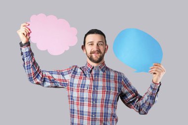 Boş kağıt konuşma balonu ile kopya alanı metin için elinde tutan yüz saçlı Genç yakışıklı adam. Sakallı erkek, boş ileti kutusu ile hipster kareli gömlek giymiş. İzole, arka plan.