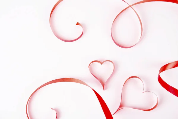 孤立的丝绸红色丝带奠定了心脏形状在明亮的白色背景 节日装饰 母亲的 女人的 快乐的圣情人节概念 2月14日 顶视图 平坦的布局 — 图库照片