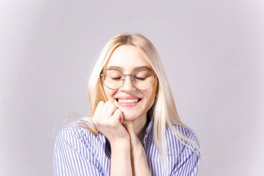 Mavi bluzlu kadın beyazda yalnız.