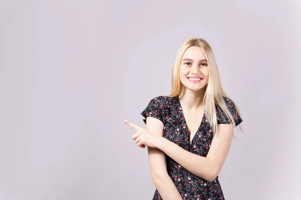 Estúdio Tiro Linda Jovem Loira Com Cabelos Longos Lisos Vestindo — Fotografia de Stock