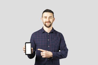 Sakal kopya alanı metin için bir sürü gri duvarın üzerinden poz tutan genç yakışıklı adam. Hipster ince giyiyor emin sakallı erkek portresi kareli gömlek uygun. İzole, arka plan.