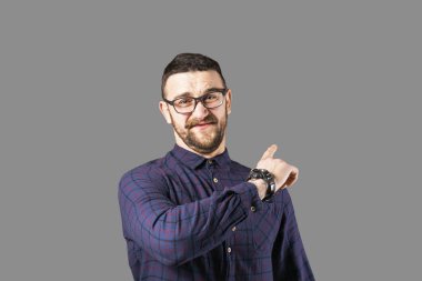 Sakal kopya alanı metin için bir sürü gri duvarın üzerinden poz tutan genç yakışıklı adam. Hipster ince giyiyor emin sakallı erkek portresi kareli gömlek uygun. İzole, arka plan.