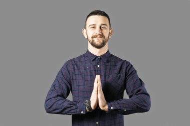 Sakal kopya alanı metin için bir sürü gri duvarın üzerinden poz tutan genç yakışıklı adam. Hipster ince giyiyor emin sakallı erkek portresi kareli gömlek uygun. İzole, arka plan.