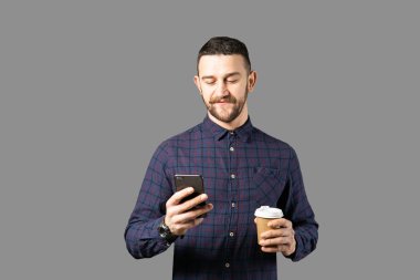 Sakal kopya alanı metin için bir sürü gri duvarın üzerinden poz tutan genç yakışıklı adam. Hipster ince giyiyor emin sakallı erkek portresi kareli gömlek uygun. İzole, arka plan.