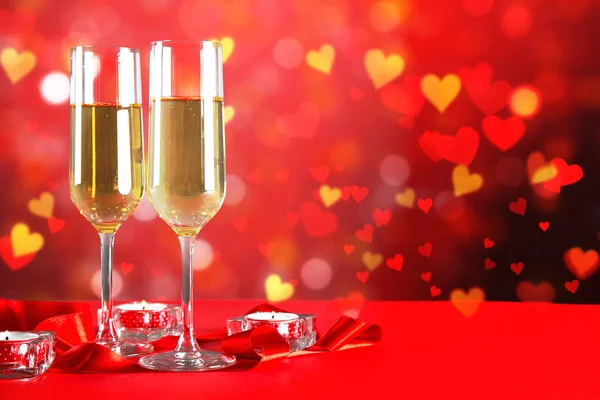 심장에 샴페인 플루트 개념적 이미지 Bokeh 세인트 발렌타인의 낭만적인 식사입니다 — 스톡 사진
