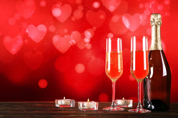 赤いハートの上の つのシャンパン フルート グラスで概念的なイメージは形ボケ ライトです 聖バレンタインの日ロマンチックなディナー クローズ アップ スペースをコピーします 異なったロマンチックな機会のためのカラフルな背景 — ストック写真