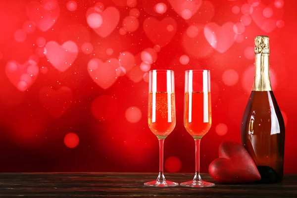 심장에 샴페인 플루트 개념적 이미지 Bokeh 세인트 발렌타인의 낭만적인 식사입니다 — 스톡 사진