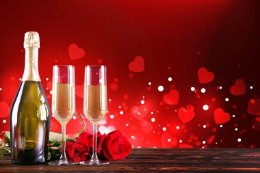 Kırmızı kalp üzerinde iki şampanya flüt gözlüklü kavramsal görüntü bokeh ışıklar şeklinde. Romantik akşam yemeği st Sevgililer günü için. Yakın çekim, alanı Kopyala. Farklı romantik günler için renkli arka plan