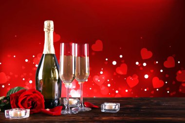 Kırmızı kalp üzerinde iki şampanya flüt gözlüklü kavramsal görüntü bokeh ışıklar şeklinde. Romantik akşam yemeği st Sevgililer günü için. Yakın çekim, alanı Kopyala. Farklı romantik günler için renkli arka plan
