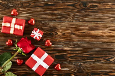 Mutlu sevgililer günü kavramı. Renkli kağıda sarılmış ve saten yay ile geleneksel Sevgililer günü tatil öznitelikleri bağlı hediyeler ile kompozisyon kadar yakın. Kopyalama alanı, arka plan, üstten görünüm.