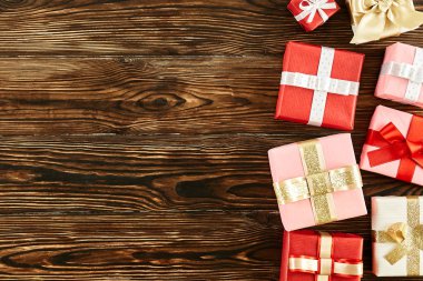 Mutlu sevgililer günü kavramı. Renkli kağıda sarılmış ve saten yay ile geleneksel Sevgililer günü tatil öznitelikleri bağlı hediyeler ile kompozisyon kadar yakın. Kopyalama alanı, arka plan, üstten görünüm.