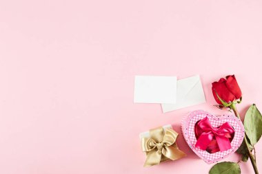 Mutlu sevgililer günü kavramı. Renkli kağıda sarılmış ve saten yay ile geleneksel Sevgililer günü tatil öznitelikleri bağlı hediyeler ile kompozisyon kadar yakın. Kopyalama alanı, arka plan, üstten görünüm.