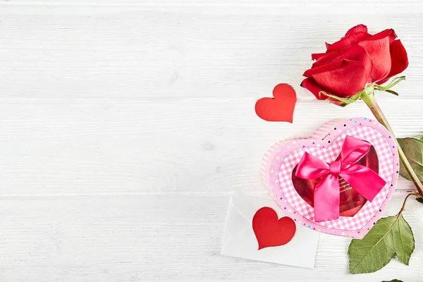 Feliz Concepto San Valentín Composición Cerca Con Regalos Envueltos Papel —  Fotos de Stock