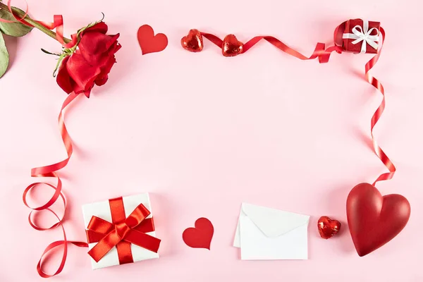 Feliz Dia Dos Namorados Composição Close Com Presentes Embrulhados Papel — Fotografia de Stock