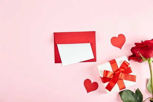 Glücklicher Valentinstag Nahaufnahme Komposition Mit Geschenken Buntem Papier Eingewickelt Und — Stockfoto