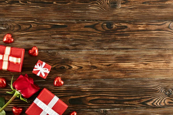 Mutlu sevgililer günü kavramı. Renkli kağıda sarılmış ve saten yay ile geleneksel Sevgililer günü tatil öznitelikleri bağlı hediyeler ile kompozisyon kadar yakın. Kopyalama alanı, arka plan, üstten görünüm.