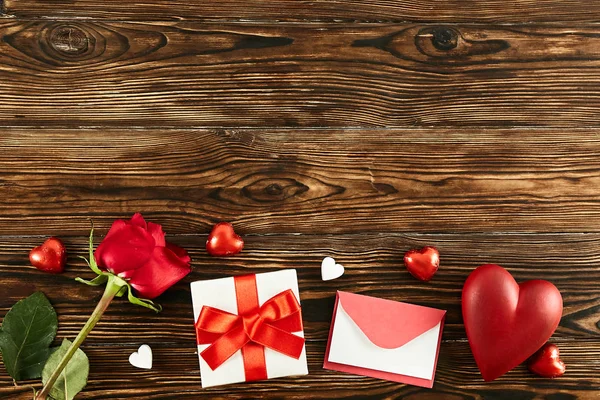 幸せなバレンタインデーのコンセプトです カラフルな紙に包まれた 伝統的な恋人の日休日属性のサテンの弓と結ばれるプレゼントで構成を閉じます コピー スペース トップ ビュー — ストック写真